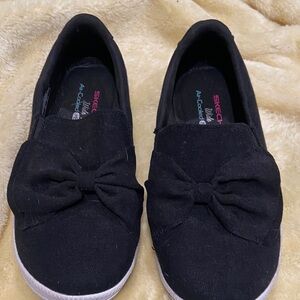 Skechers women’s Black Bow Slip-On Sneakers